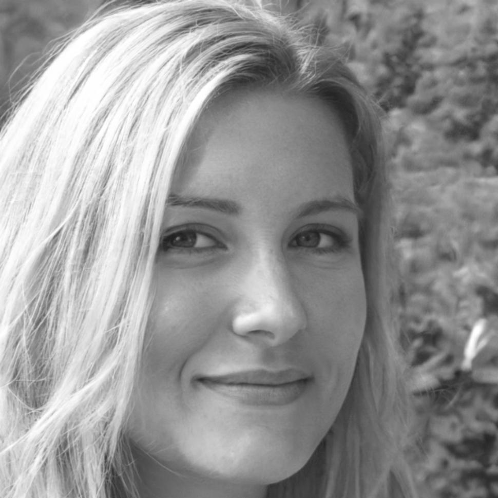 Finanzexpertin bei der Analyse von Geschäftskennzahlen