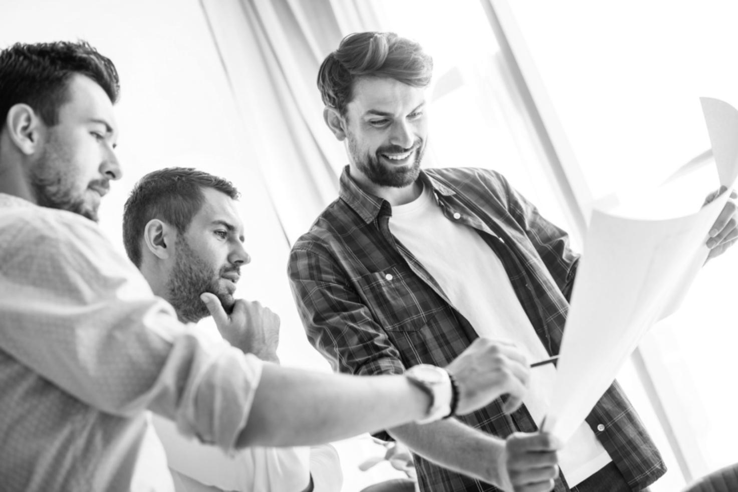 Teamarbeit an Finanzstrategie und Budgetplänen