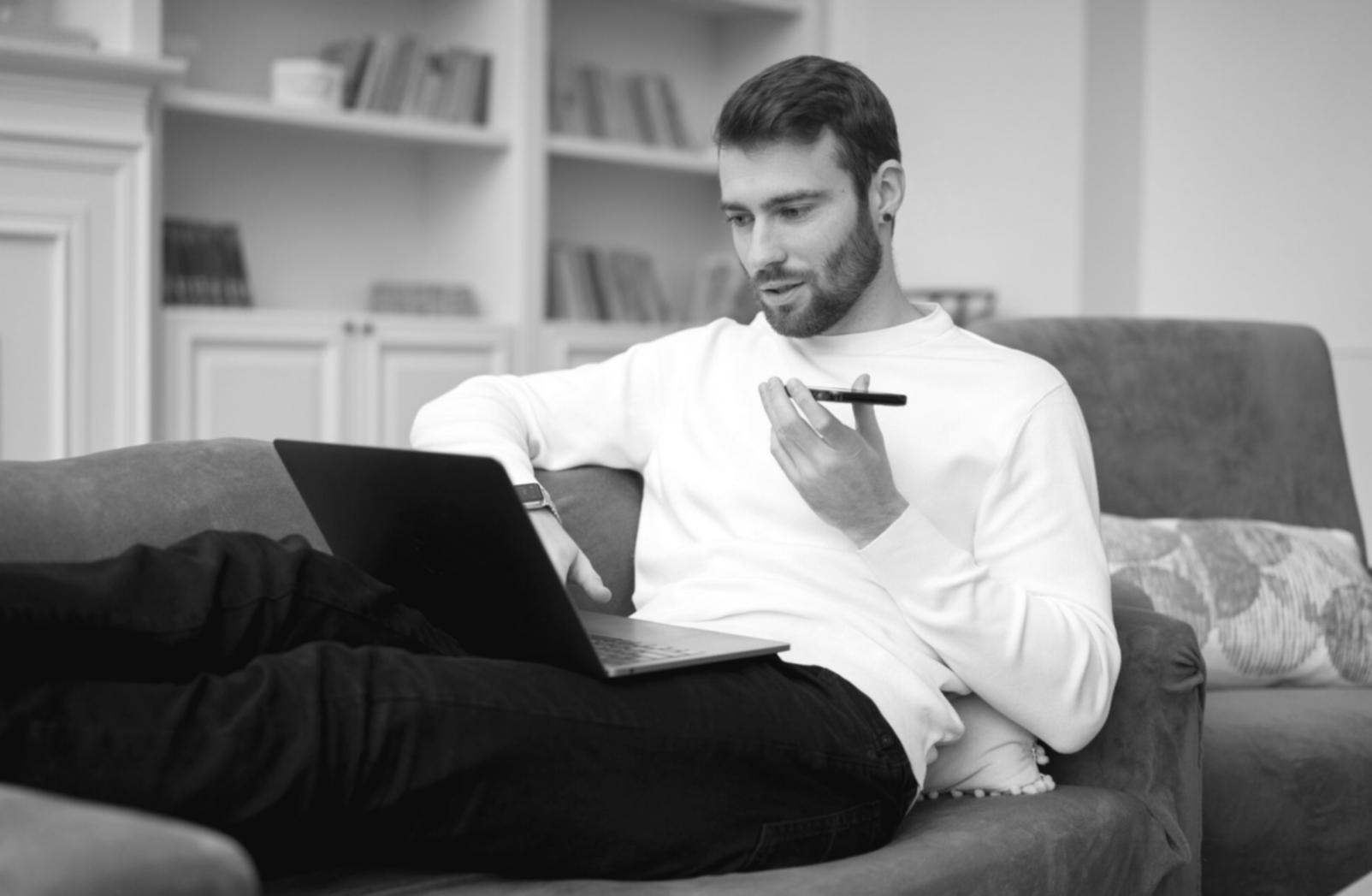 Professionelles Arbeitsumfeld mit Finanzanalyse-Tools